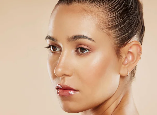 Belleza Cosmética Retrato Mujer Con Rostro Serio Maquillaje Lujo Cuidado —  Fotos de Stock