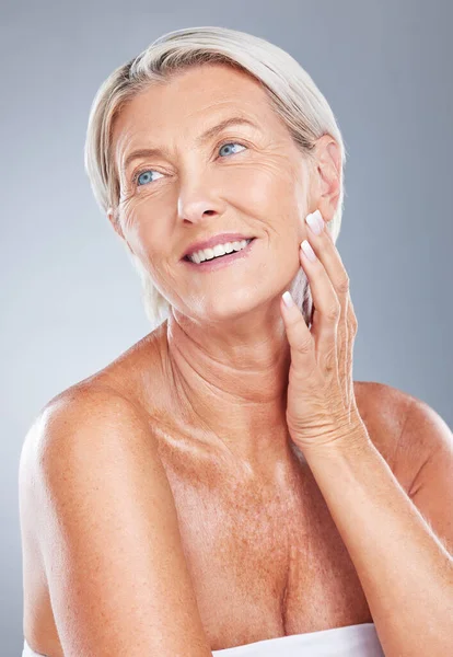 年长者 美容美发 德国模范女性 肌肤健康 面带微笑 老年人面对抗衰老治疗时的快乐感 美感及皮肤科 — 图库照片