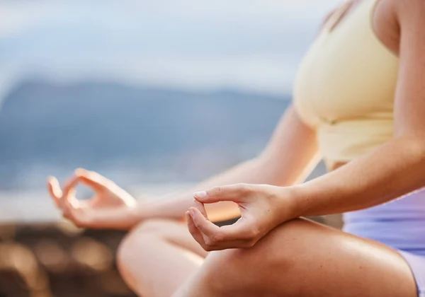 Ruce Meditace Jóga Ženou Venku Pro Duševní Zdraví Klidném Nebo — Stock fotografie
