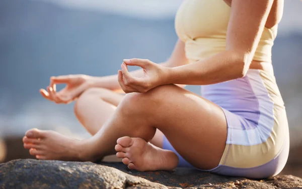 禅の女性は ヨガの瞑想 自然の運動 ワークアウトや平和屋外岩の泥のポーズでハスの手 健康とリラックスのためのトレーニングで穏やかなエネルギー 健康と精神的な人 — ストック写真