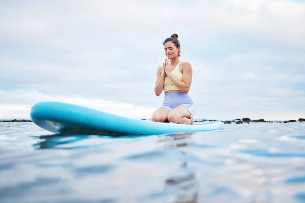 Meditação Ioga Oceano Surfista Mulher Meditando Para Bem Estar Saúde — Fotografia de Stock