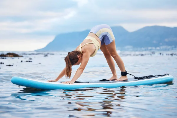 Surferin Frau Surfbrett Und Stretching Auf Dem Wasser Strand Oder — Stockfoto