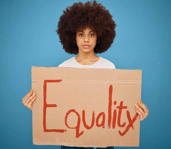 エンパワーメント フェミニズムのためのサインを保持スタジオで平等 抗議バナーと黒人女性 人種差別 自由のために抗議する平等な権利 ポスター — ストック写真