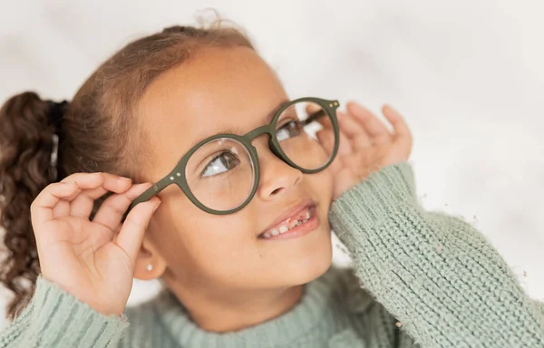 眼镜和眼科护理 用于视力 注意力和注意力集中 同时配戴高质量的镜框光学师 女孩的脸看起来很高兴光学时尚模特儿的视力矫正 — 图库照片