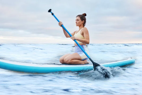 Femme Fitness Paddle Board Mer Pour Fitness Entraînement Entraînement Plein — Photo
