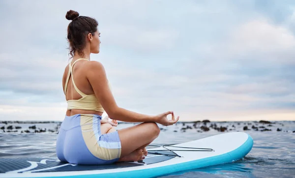 精神的な健康 癒しと魂のマインドフルネストレーニングのための女性 禅の瞑想と海ヨガの平和運動 海の呼吸 水とサーファーの女の子の瞑想は 健康バランスのために呼吸します — ストック写真