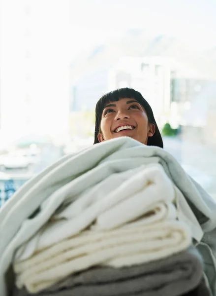 洗濯は最終的に行われます 洗濯の日にタオルを携帯する若い女性が — ストック写真