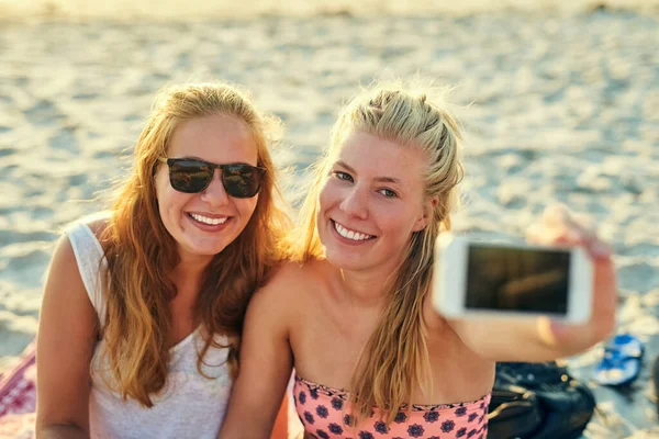 これらの瞬間を捉え 記憶を捉える 若い女性の親友がビーチで遊んでいて — ストック写真