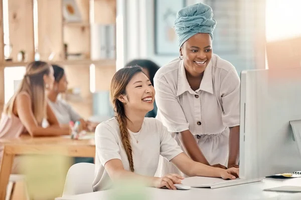 Web Tasarım Şirketinin Ofisindeki Bilgisayarda Çeşitlilik Yardım Eğitim Gülümseyerek Beyin — Stok fotoğraf