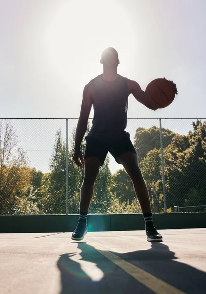 体育和男子在一个公园进行训练 有氧运动和夏季用球进行锻炼 一个职业运动员在篮球场上自由 精力充沛地参加体育运动的黑暗轮廓 — 图库照片