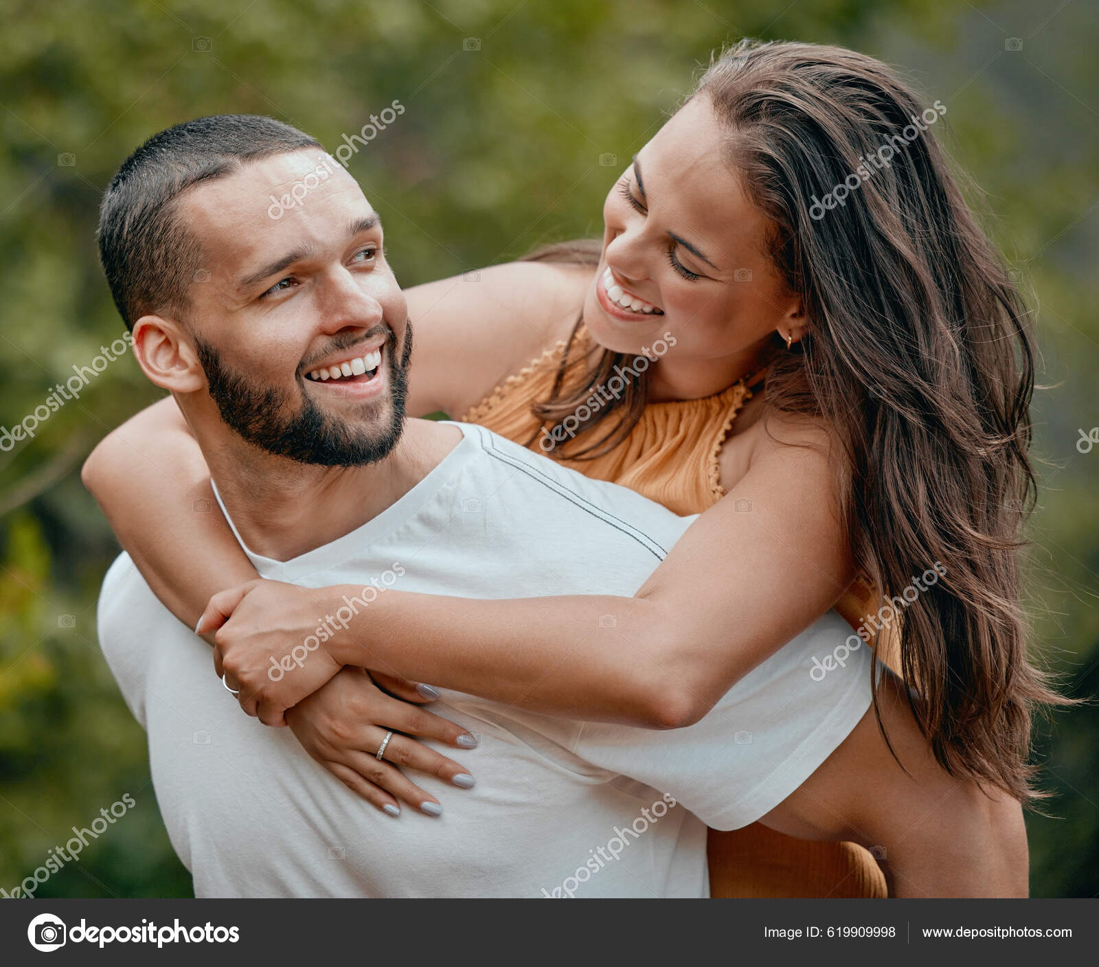 https://st5.depositphotos.com/62628780/61990/i/1600/depositphotos_619909998-stock-photo-piggy-back-couple-happy-hug.jpg