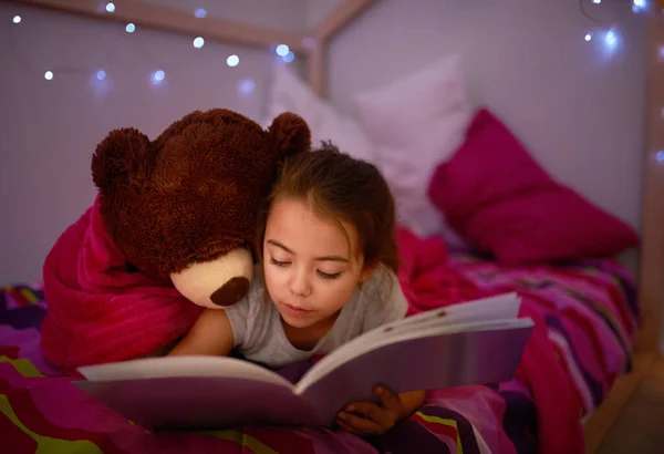 Historia Która Wywołuje Najsłodsze Sny Mała Dziewczynka Czytająca Książkę Łóżku — Zdjęcie stockowe