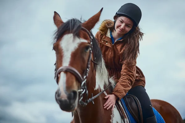 Bästa Dagarna Går Till Att Rida Ponny Tonårig Flicka Rider — Stockfoto