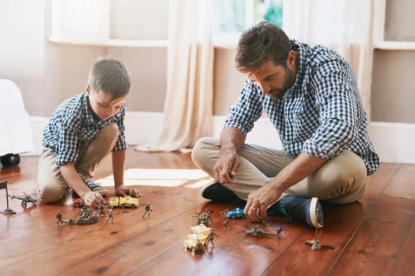 Ajudá Los Desfrutar Sua Infância Menino Seu Pai Brincando Com — Fotografia de Stock