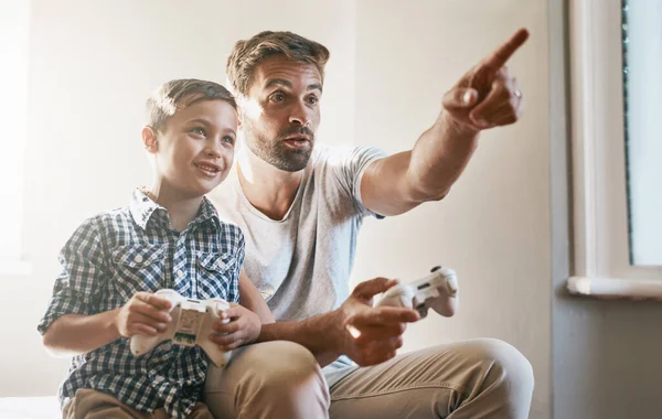 スコアを見てくれ 若い男の子と父親がビデオゲームをしていて — ストック写真