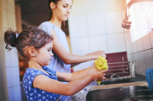 Давайте Збережемо Його Разом Щаслива Маленька Дівчинка Мати Миють Посуд — стокове фото