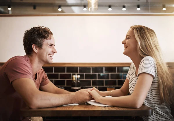彼らの研究から休憩を取る カフェで勉強しながら手を取り合っている幸せな若い学生夫婦が — ストック写真