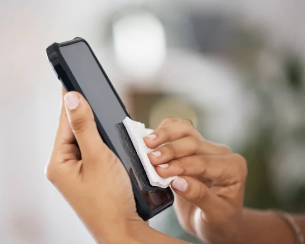 Tkanka Ekran Ręce Osoby Telefonem Czyszczenia Bezpieczeństwa Wolne Wirusa Czyszczenie — Zdjęcie stockowe