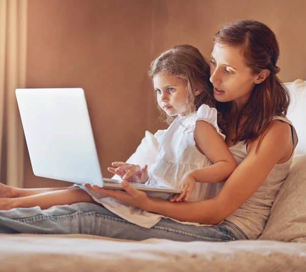 Dzieliła Się Cyfrowym Światem Córką Matka Jej Córeczka Używają Laptopa — Zdjęcie stockowe