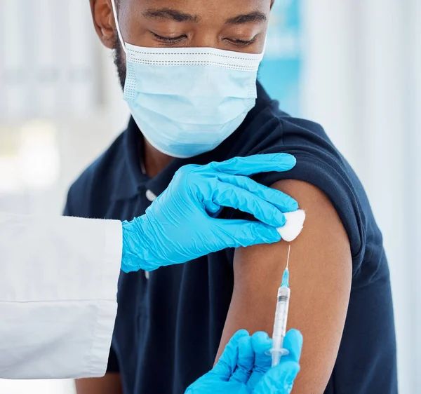 의사의 주사기 그리고 백신은 마스크를 바이러스 의약품 관리에 안전에 맞서야 — 스톡 사진