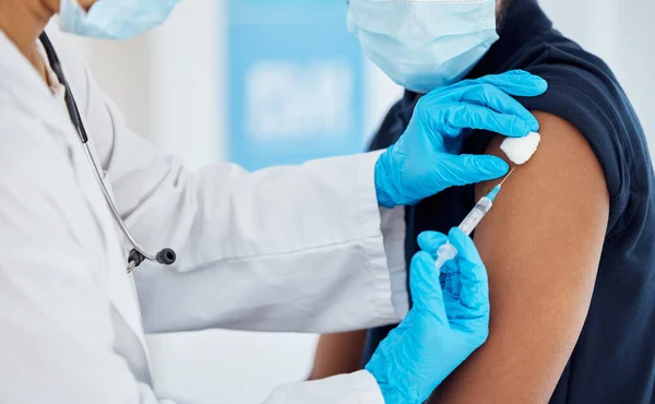 Covid Vaccino Mani Del Medico Con Uomo Immunizzazione Medica Farmaceutica — Foto Stock