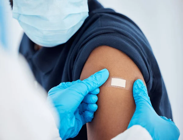 Covid Impfstoff Gips Und Arzt Mit Patient Für Gesundheitsberatung Erste — Stockfoto