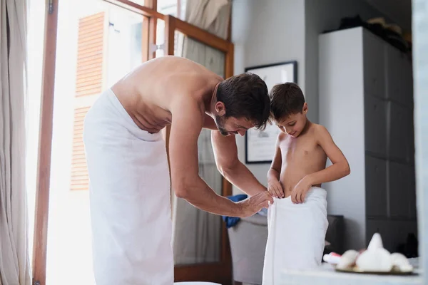 Let Help You Handsome Young Man His Son Wrapped Towels — Stock Photo, Image