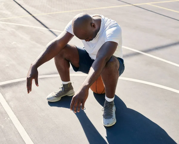篮球场 疲惫的黑人男子坐在篮球场上休息或放松一下 进行健身训练或休息 运动比赛中的失败者 健康者和疲乏的非洲运动员 — 图库照片