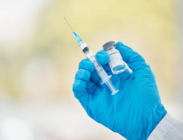 Covid Impfstoff Flasche Und Nadel Der Hand Für Medizinische Innovation — Stockfoto