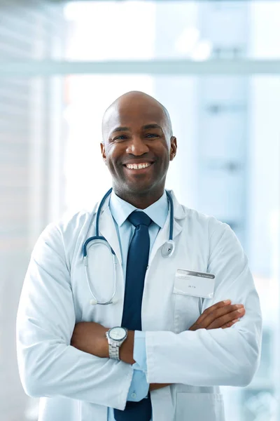 医者が中にいる 病院に立つ成人医師の肖像 — ストック写真