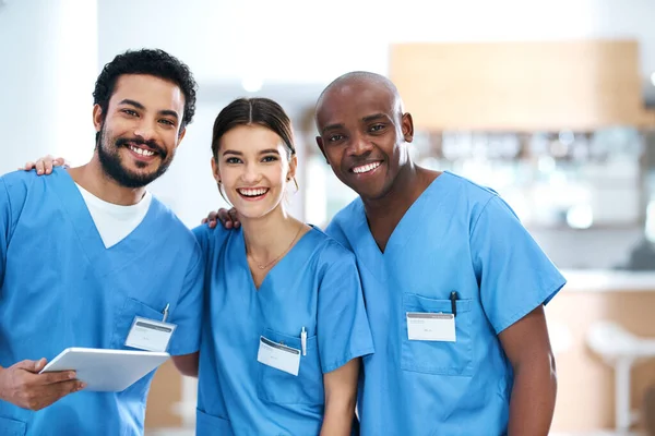 チームワークにより 常に最善を尽くすことができます 病院に立つ医療従事者の集団の肖像 — ストック写真