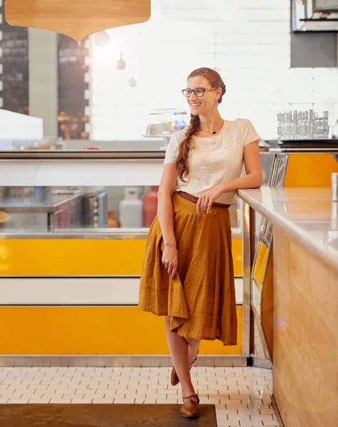 彼女は夢の喫茶店を建てた 喫茶店のカウンターの前に立つ幸せな若い経営者が — ストック写真