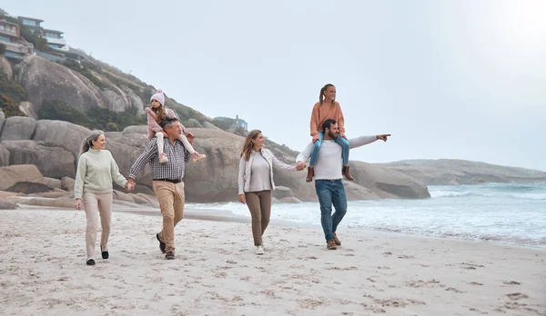 Keluarga Besar Pantai Dan Berjalan Untuk Ikatan Dengan Generasi Musim — Stok Foto