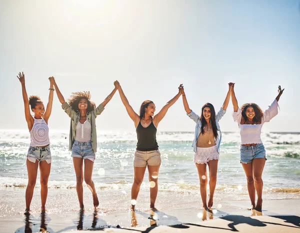 带来美好的时光 一群快乐的朋友在海滩上牵着手 — 图库照片