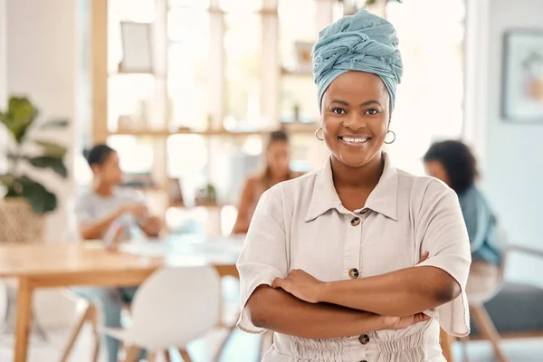 Zwarte Vrouw Leider Glimlach Met Gekruiste Armen Succes Met Het — Stockfoto