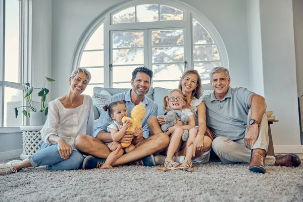 愛と世代一緒に家族の家で 品質の時間と結合のための肖像画で幸せ 両親と子供を持つケア 笑顔と祖父母リビングルーム 大きな家族と幸福 — ストック写真
