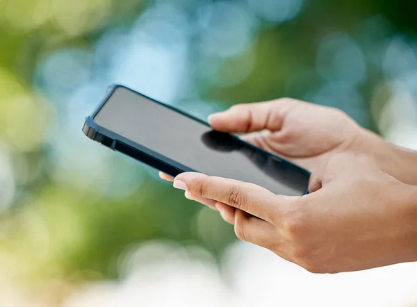 Model Telefon Ellerin Doğada Boş Boş Siyah Ekranla Kapatılması Teknoloji — Stok fotoğraf