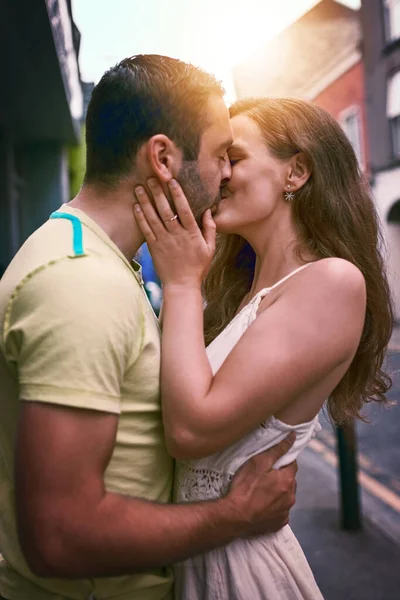 愛は彼らが感じるもののための言葉が小さすぎる 外国の都市を探索しながら愛情のこもった若いカップルがキスをし — ストック写真