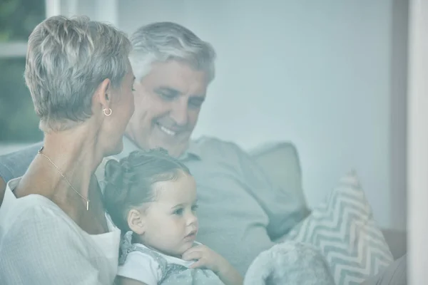 Abuelos Niña Abrazo Con Familia Relajarse Amor Cuidado Sofá Salón —  Fotos de Stock