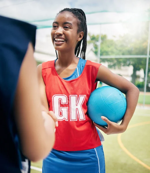 Siyah Kadın Netbol Oyuncusu Fitness Maçında Sahada Sıkışma Antrenman Maçı — Stok fotoğraf