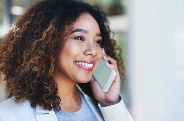 Maintaining Her Connection Great Business Opportunities Young Businesswoman Talking Cellphone — Stock Photo, Image