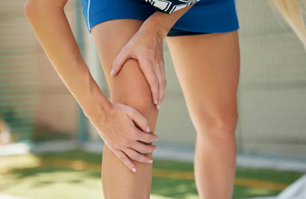 Netball Eller Spor Kasları Sahadaki Spor Maçı Sırasında Acil Tıbbi — Stok fotoğraf