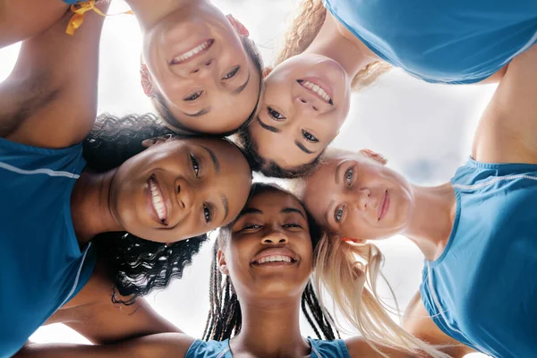Retrato Equipo Mujeres Acurrucarse Juntos Para Juego Deportivo Motivación Sonrisa — Foto de Stock