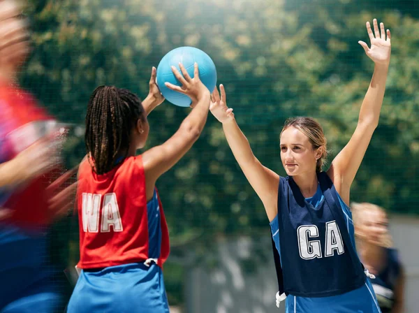トレーニング 試合のための屋外バスケットボールコートでのスポーツ 女性とバスケットボールの競争 フィットネス バスケットボール選手やチームは ゲーム ワークアウトや物理的なパフォーマンスでボールを競う — ストック写真