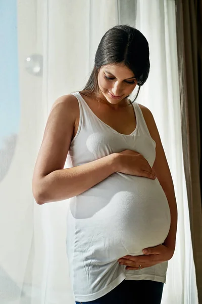 Geen Beter Gevoel Dan Deze Verwachting Een Zwangere Vrouw Cradling — Stockfoto