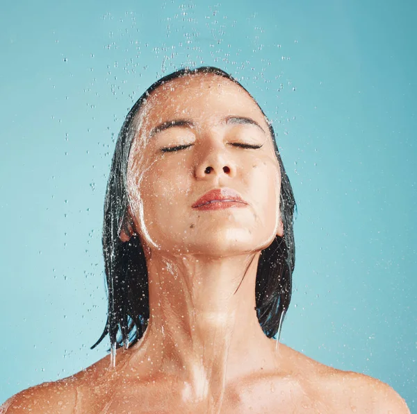 美容美发 亚洲人和妇女在淋浴与脸与水的健康 自我照顾和个人卫生 用蓝色工作室模型为化妆品营销进行女孩洗浴的健康 清洁和满意度 — 图库照片