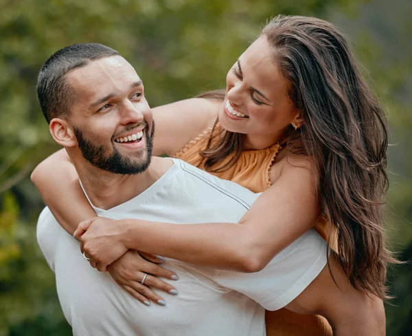 Cerdito Pareja Abrazo Feliz Hombre Una Mujer Naturaleza Con Amor —  Fotos de Stock