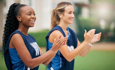 Kadın, takım ve amigoluk açık havada motivasyon, destek ya da cesaretlendirme için alkış. Mutlu kadınlar spor, takım çalışması ve aktivitede tezahürat yapıyor ve alkışlıyor..