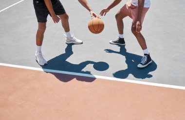 Erkekler, spor ve basketbol antrenmanı, spor ve oyun yazın sahada basketbol oyuncularıyla oynanır. Sağlıklı sporcular veya sporcular, antrenman ve fitness insanlar topla maç için pratik.