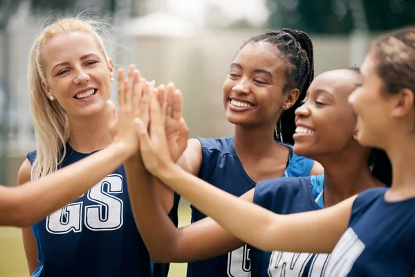 Αθλητικές Γυναίκες Ομάδα Netball Υψηλή Πέντε Χέρια Στην Επιτυχία Υποστήριξη — Φωτογραφία Αρχείου